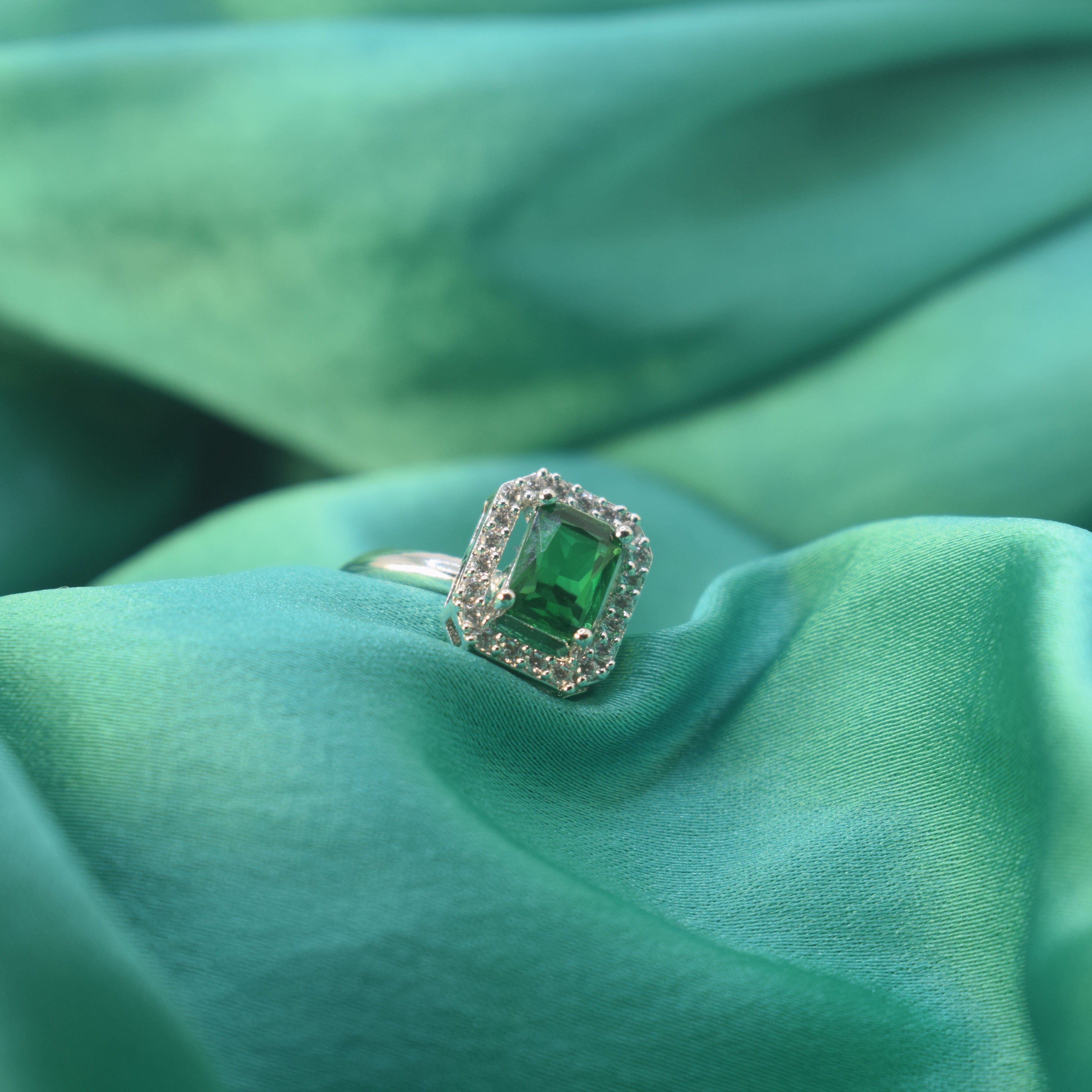 EMERALD NAVELI AD RING