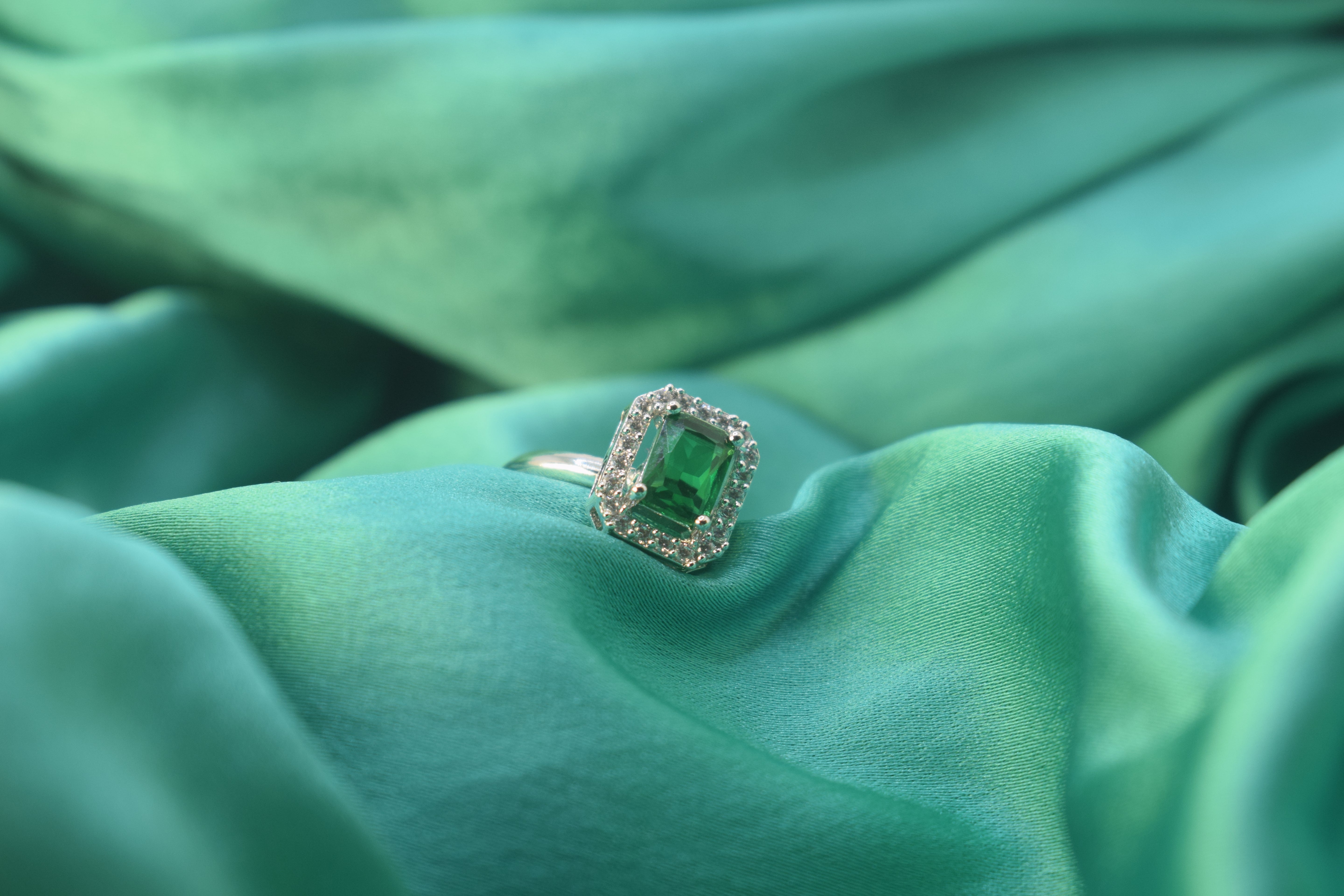 EMERALD NAVELI AD RING